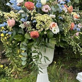 fwthumbCeremony-urn-plinth-floral-st-hildas-college-oxford-wedding.jpg