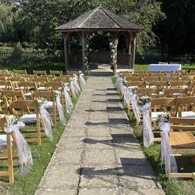 fwthumbGarden-ceremony-pew-ends-archway-oxfordshire-wedding.jpg
