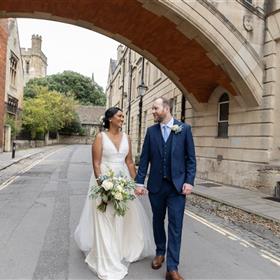 fwthumbNatural-bridal-bouquet-cream-light-blue-bridge-of-sighs-oxford-wedding.jpg